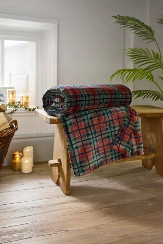 The Lyndon Company The Lyndon Company Hattie Check Throw Red - 140 x 180cm Soft Blanket in Grey Size: 140cm x 180cm Grey 140cm x 180cm Unisex 505499