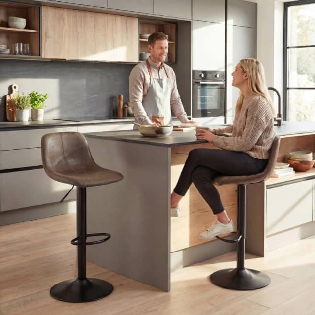 HOMCOM Bar Stools Set of 2, Modern Swivel Barstools for Dining Room in Brown Brown Unisex