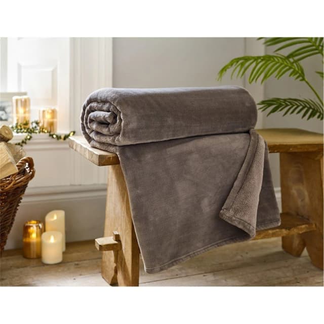 The Lyndon Company The Lyndon Company Luxury Coco Touch Flannel Throw 140x180cm - Ultra Soft Blanket in Fawn Size: 140cm x 180cm Fawn 140cm x 180cm
