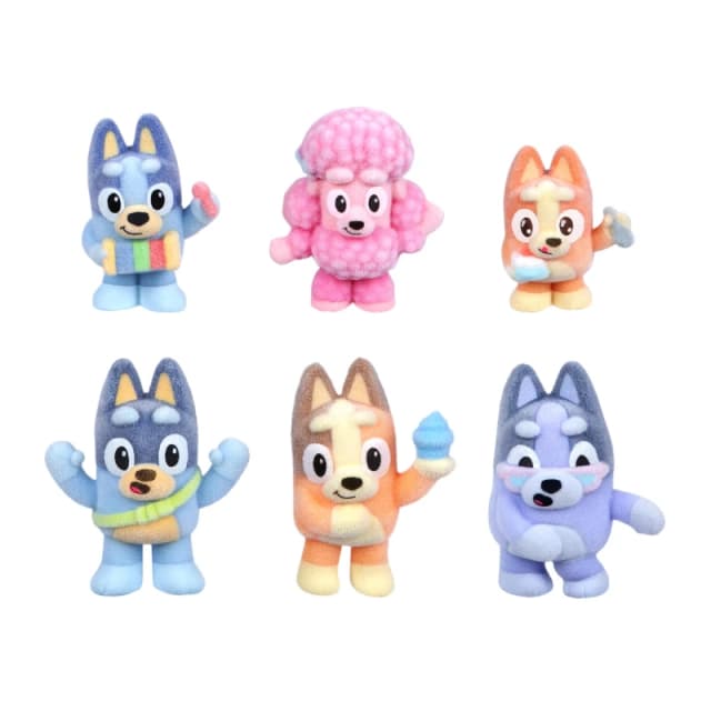 Bluey Fuzzies Deluxe figuurpakket met 6 speciaal verzamelbare minifiguren. Incl. 2 verrassingsfiguren (blind pack) ruilkaart en verzamelgids. 80 om t