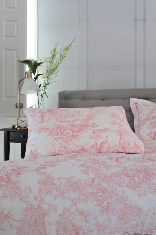 The Lyndon Company The Lyndon Company Toile De Jouy Luxurious 200 Thread Count Housewife Pillowcase Pair in Pink Size: Standard Pillow Case Pink Sta