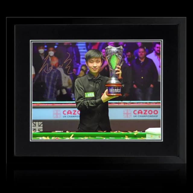 The Fan Cave Zhao Xintong Signed Snooker Image Deluxe Mount Black & Green unisex 550mm x 45