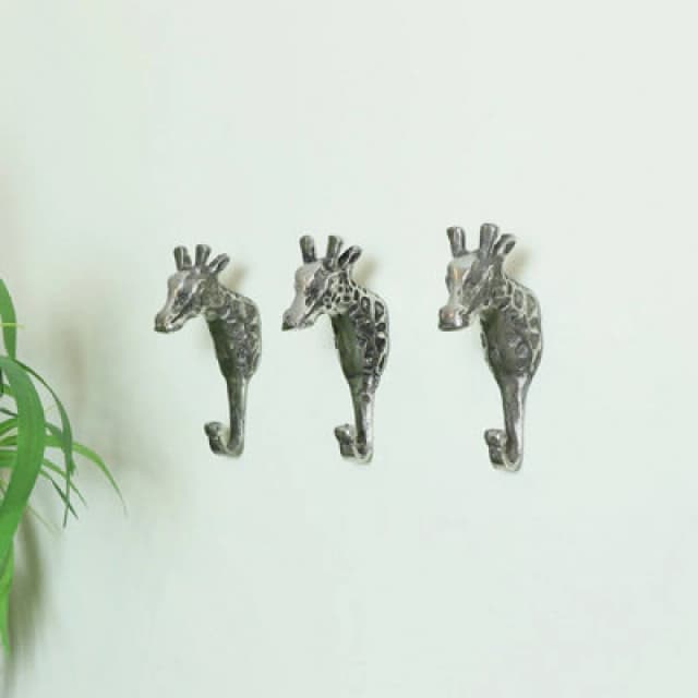 Melody Maison Set Of 3 Silver Metal Giraffe Wall Hooks Metallic Silver unisex