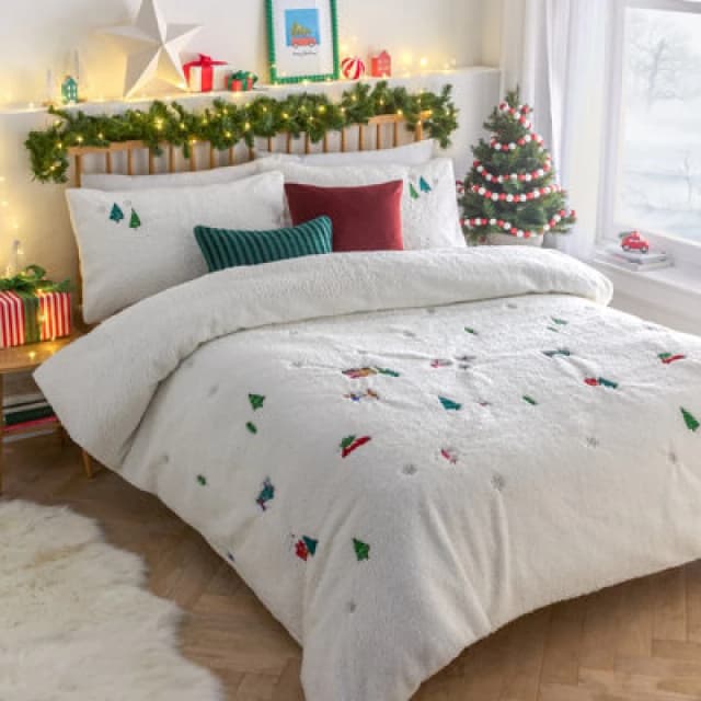 Furn Furn Christmas Together Teddy Fleece Duvet Cover Set in White Size: Double White Double Unisex 5025532357403
