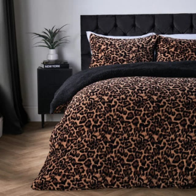 OHS OHS Leopard Sherpa Fleece Reversible Duvet Cover Set with Pillowcase in Natural Size: Double Natural Double Unisex 5027434224784