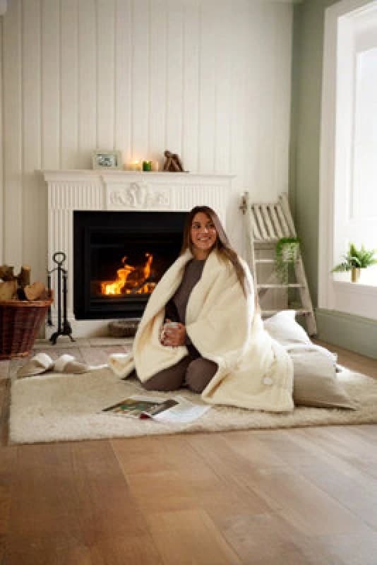 The Lyndon Company The Lyndon Company Sandringham Faux Fur Heated Throw 130x170cm - Luxurious Electric Ultra-Soft Blanket in Cream Size: 130cm x 170