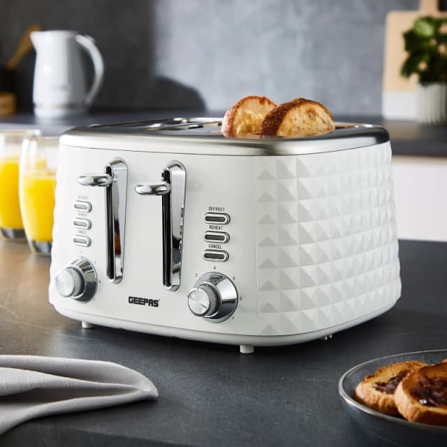 Geepas Argyle 4 Slice Bread Toaster 7 Level Browning Control 1750W White