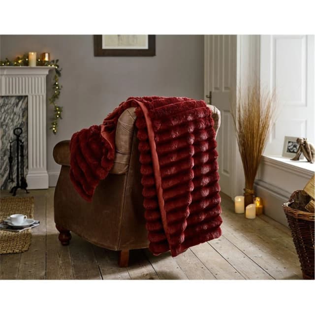 The Lyndon Company The Lyndon Company Kenwood Luxury 130x170cm Throw - Super Soft 460gsm Plush Faux Fur with Velvety Reverse in Burgundy Size: 130cm