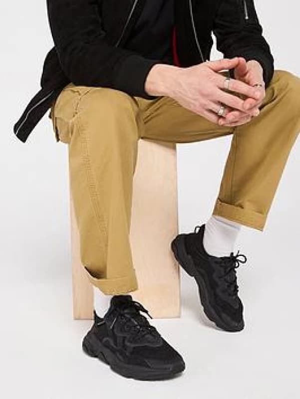 adidas OZWEEGO womens Shoes (Trainers) in Black