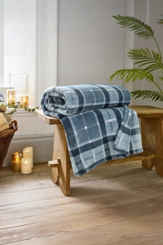 The Lyndon Company The Lyndon Company Pheasant Check Throw Navy - 140 x 180cm Plush Blanket Size: 140cm x 180cm Navy 140cm x 180cm Unisex 5054990140