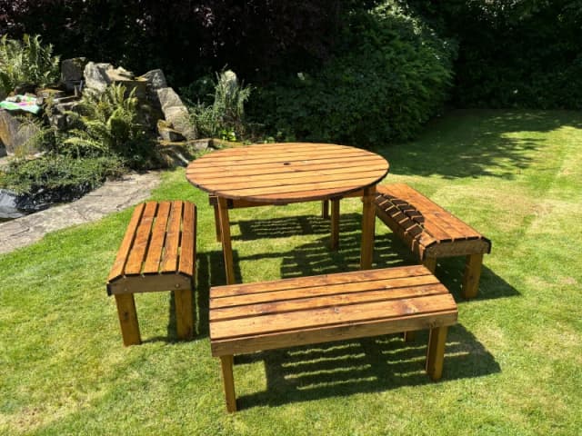 Charles Taylor Trading Knights Eight Seater Round Table Set Brown