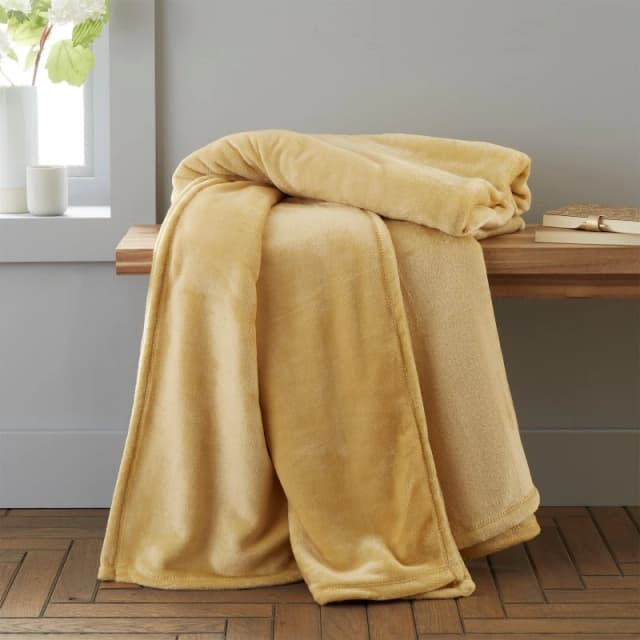 Catherine Lansfield Catherine Lansfield 'Raschel Velvet Touch' Blanket Throw in Yellow Size: 130cm x 170cm Yellow 130cm x 170cm Unisex 5057681155609