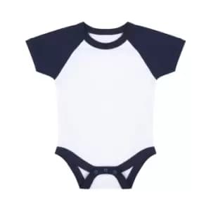 Larkwood Baby Boys/Girls Essential Short Sleeve Baseball Bodysuit (12-18 Months) (White/Navy)