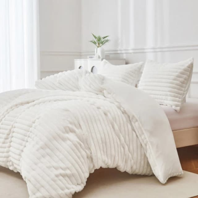 Ezysleep Ezysleep Super Soft Luxury Faux Fur Stripe Duvet in Cream Size: Double Cream Double Unisex 0721545366733