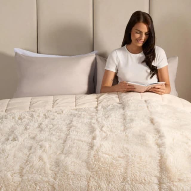 OHS OHS Fluffy Fleece Sensory Sleep Therapy Weighted Blanket in Cream Size: 125cm x 180cm Cream 125cm x 180cm Unisex 5027434192786