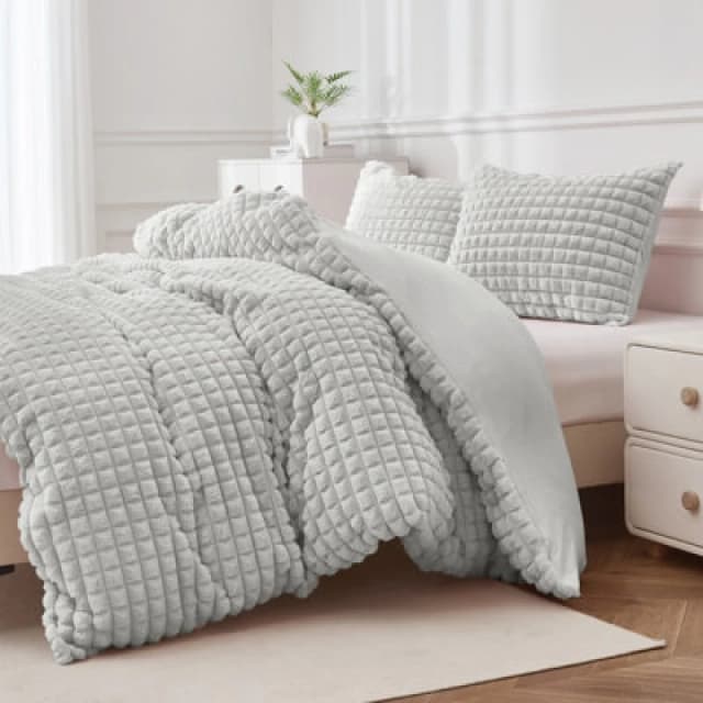 Ezysleep Ezysleep Super Soft Luxury Faux Fur Box Duvet in Cream Size: Single Cream Single Unisex 0721545366795