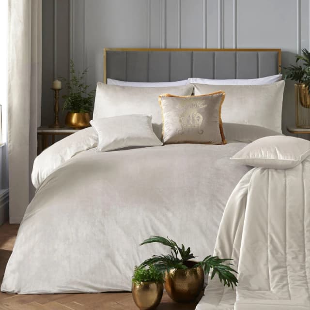Laurence Llewelyn-Bowen Laurence Llewelyn-Bowen 'Montrose' Luxury Velvet Duvet Cover Set in Ivory Size: Double Ivory Double Unisex 5056734202550