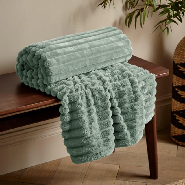 Catherine Lansfield Catherine Lansfield 'Cosy Ribbed' Blanket Throw in Green Size: 130cm x 170cm Green 130cm x 170cm Unisex 5057681145587