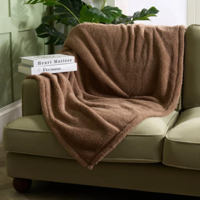 OHS OHS Large Teddy Fleece Throw Blanket in Light Brown Size: 200cm x 240cm Light Brown 200cm x 240cm Unisex 5027434227228