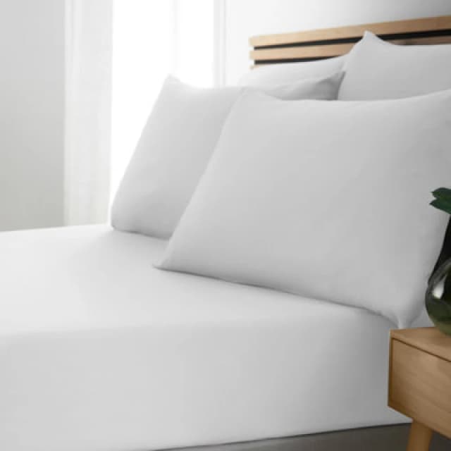 Catherine Lansfield Catherine Lansfield 'So Soft Easy Iron' Fitted Sheet in White Size: Double Fitted White Double Fitted Unisex 5057681138091