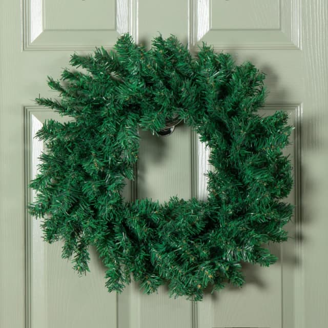 50cm Hanging Plain Green Christmas Wreath with 140 Tips