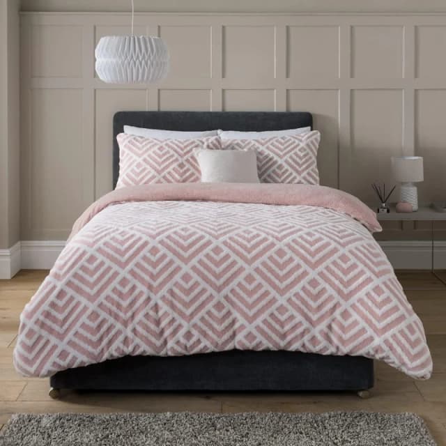 Smart Living Smart Living Luxurious Geometric Jacquard Fleece Duvet Cover with Pillowcases in Pink Size: Super King Pink Super King Unisex 505624282