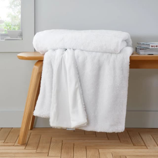 Catherine Lansfield Cosy Glamour Fur Blanket Throw Throws 130x170cm White 42621401001
