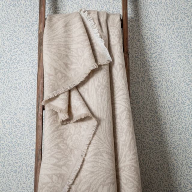 Morris & Co Morris & Co Marigold Jacquard Throw in Stone Size: 130cm x 170cm Stone 130cm x 170cm Unisex 5025532811714