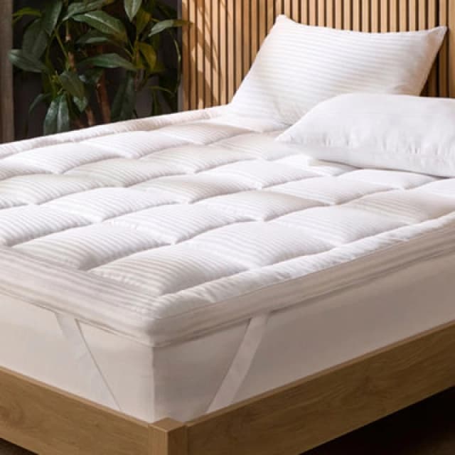 Snuggledown Snuggledown Luxurious Hotel 5cm Mattress Topper in White Size: Double White Double Unisex 5012924080087