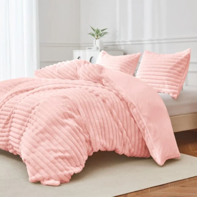 Ezysleep Ezysleep Super Soft Luxury Faux Fur Stripe Duvet in Pink Size: Double Pink Double Unisex 0721545366740