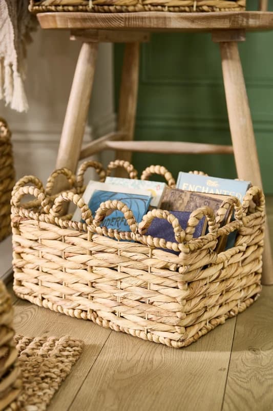 Dibor Traditional Style Woven Small Scalloped Water Hyacinth Indoor Storage Basket in Natural Natural Unisex S