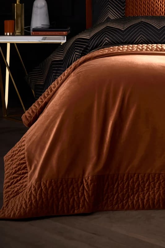 Laurence Llewelyn-Bowen Laurence Llewelyn-Bowen 'Siena' Quilted Velvet Bedspread in Red Red One Size Unisex 5056734225856