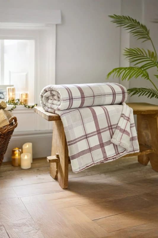 The Lyndon Company The Lyndon Company Hounds Check Throw Burgundy - 140 x 180cm Soft Blanket Size: 140cm x 180cm Burgundy 140cm x 180cm Unisex 50549