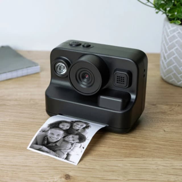 Red5 Instantly Snap Fun Black & White Photos Anywhere