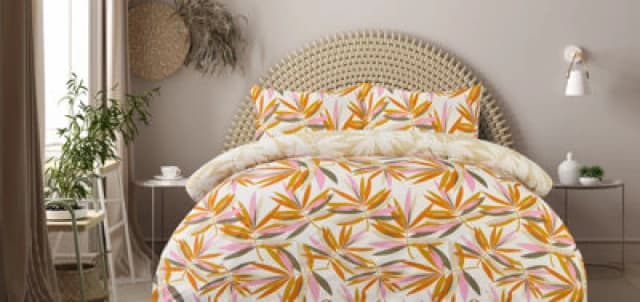 Smart Living Smart Living Luxury Super Soft Reversible Bright Leaves Duvet Cover With Pillowcase in Natural Size: Single Natural Single Unisex 50565